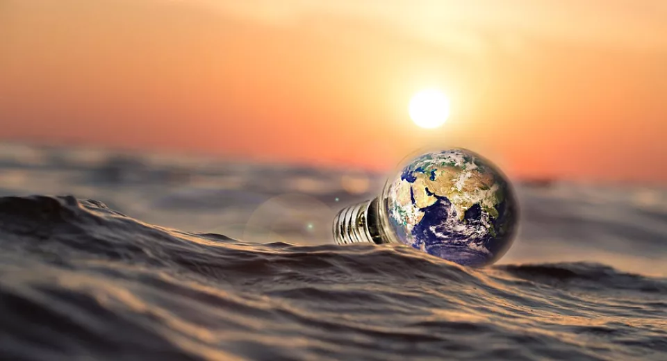 wereldbol in lamp op water 