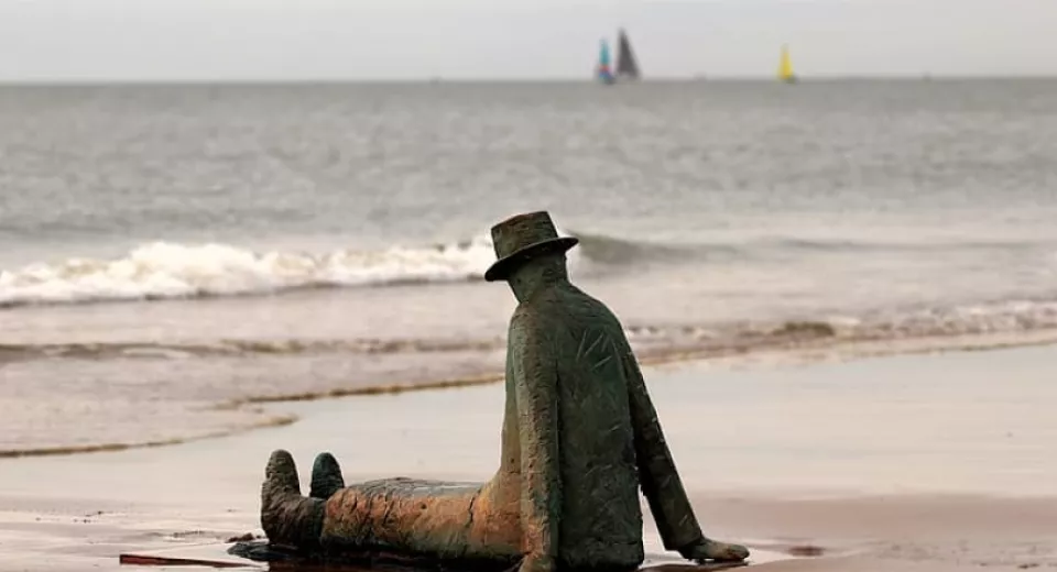 standbeeld aan strand