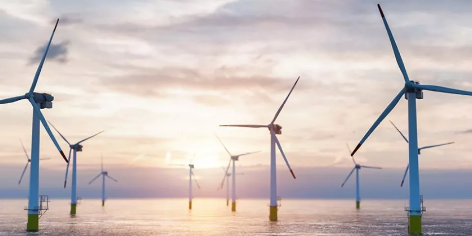 Parc Eolien windmolens op water met veel zon