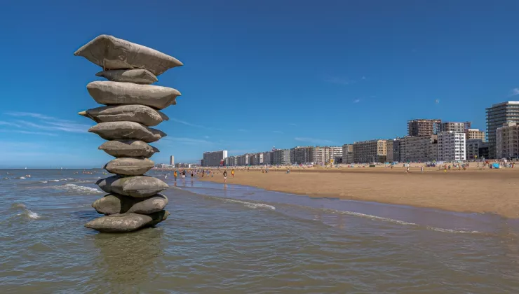 stenen op elkaar gestapeld aan zee