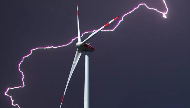 windmolen met bliksem 