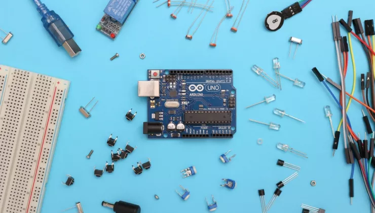 Arduino onderdelen blauwe achtergrond