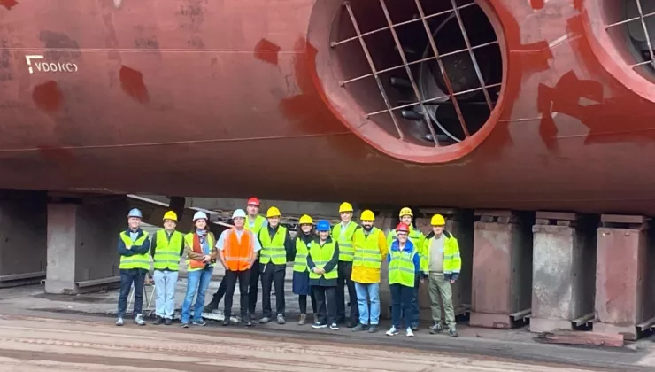 kmo EDR Antwerp Shipyard boot, mensen met fluovestjes