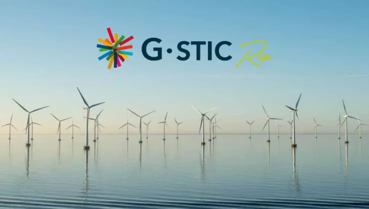 G stic logo met windmolens op zee als achtergrond