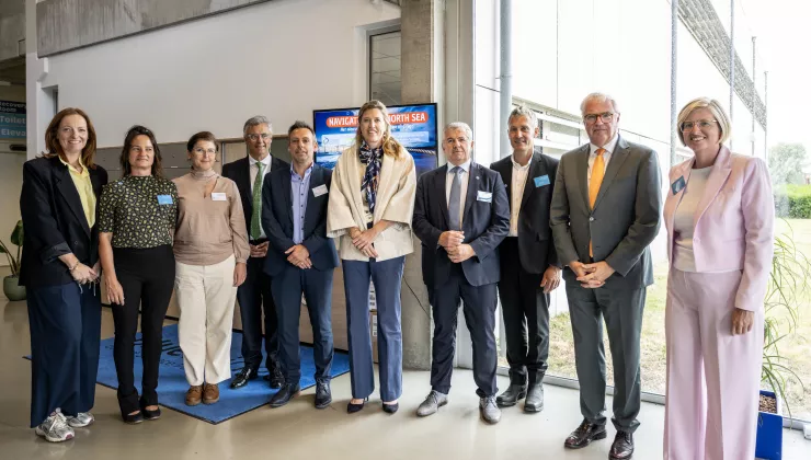 Van links naar rechts:  Eveline Buyck (Blauwe Cluster), Kinnie De Beule (Blauwe Cluster), Ira Lardinois (POM West-Vlaanderen), Joachim Coens (Kabinet Verlinden), Geert Dangreau (POM West-Vlaanderen), minister Annelies Verlinden, Piet Opstaele (CEO Blauwe Cluster), Marijn Rabaut (Blauwe Cluster), gouverneur Carl Decaluwé en Romina Vanhooren (Blauwe Cluster).